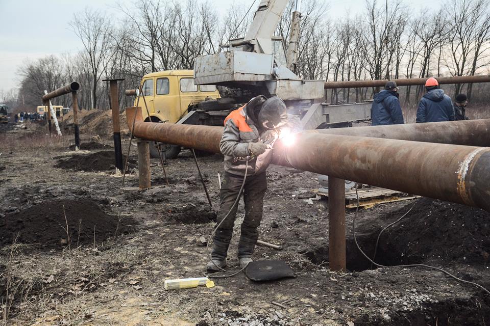 “Донецкоблгаз” завершил свою часть работы по строительству газопровода к Авдеевке, но город пока без газа