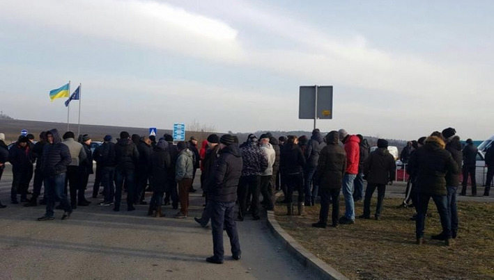 В Шегени и Рава-Русской люди перекрыли дороги. Требуют отмены ограничений