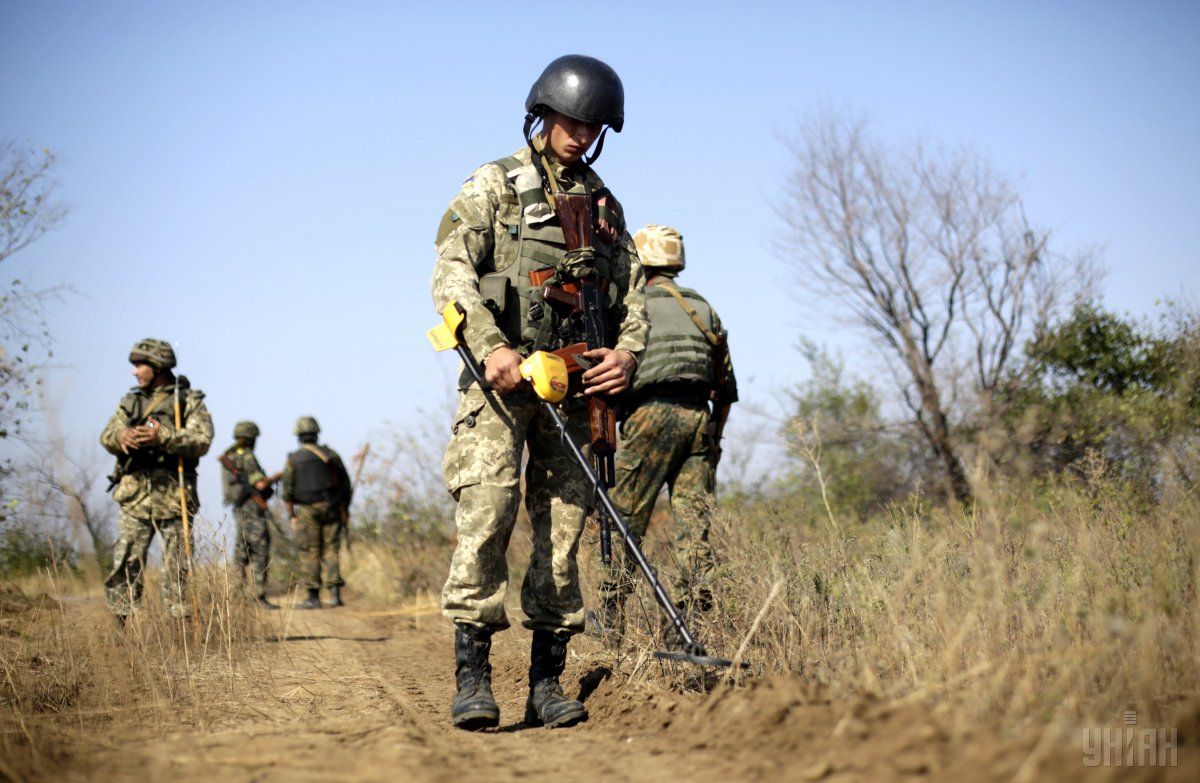 Украинский боец погиб при разминировании участка местности в Донецкой области, – спикер штаба АТО Лабай