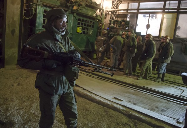 В «ДНР» работающим шахтерам запретили выезжать на территорию Украины