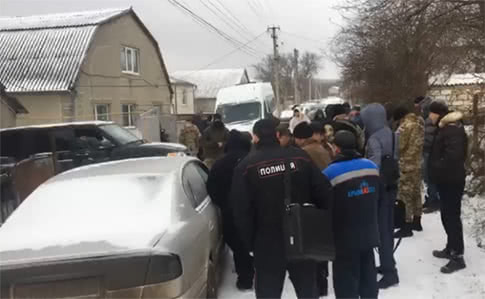 ФСБ проводить обшуки в помешканнях кримських татар: один затриманий