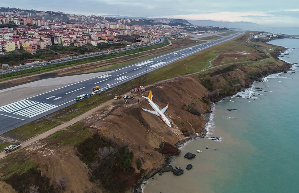 Появилось видео эвакуации пассажиров из самолета, который завис над обрывом в Турции