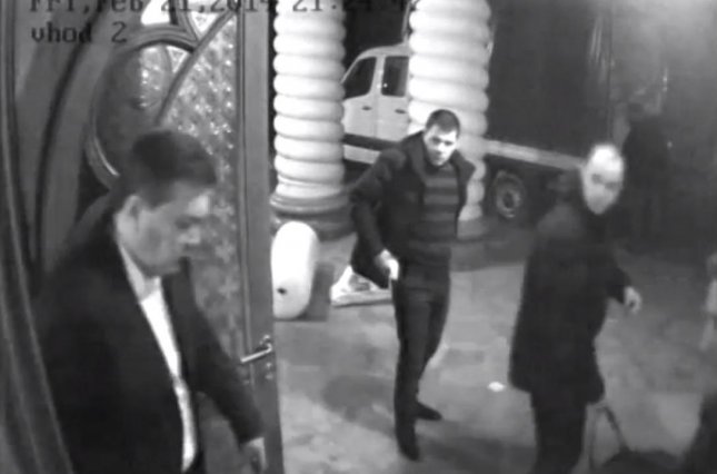 Во время побега Янукович забрал телефоны у своих охранников