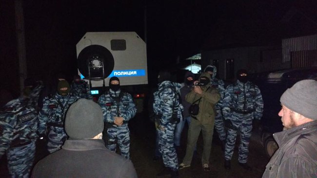 Оккупанты задерживают крымских татар за “экстремистские материалы” 