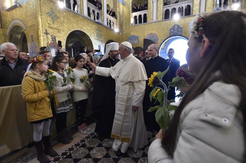 Папа римский помолился в украинской церкви о мире на Донбассе
