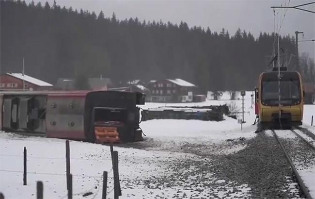 Ураган “Элеонор” сорвал пассажирский поезд с рельсов в Швейцарии