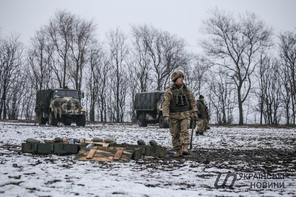 Двое украинских воинов погибли, еще пятеро получили боевые травмы при подрыве техники на неизвестном взрывном устройстве в зоне АТО, – штаб