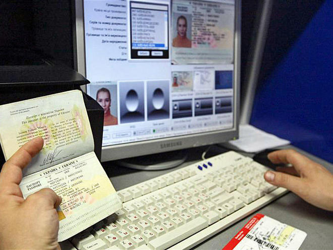 Жители Донецка предпочитают оформлять украинские паспорта через посредников