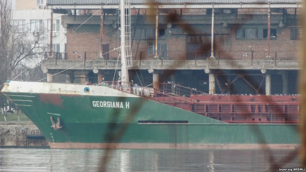 В закрытом порту Керчи замечен танкер под флагом Сьерра-Леоне