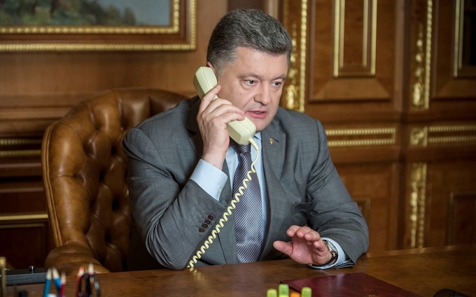 Введение миротворцев ООН и освобождение украинских заложников, – Порошенко рассказал подробности разговора с Путиным.