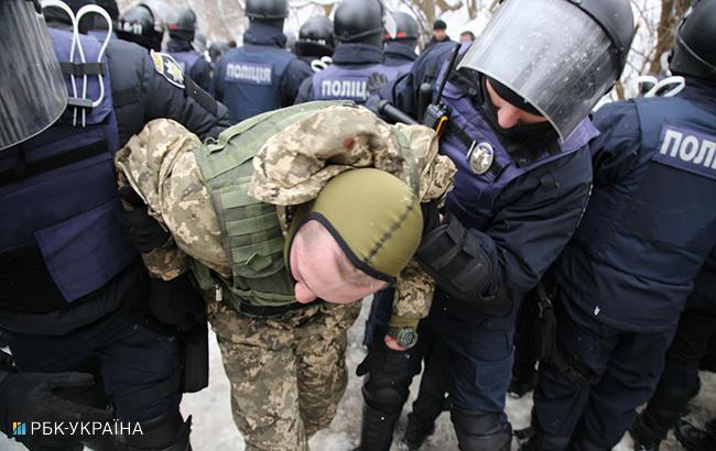 После ранения полицейского под судом по делу Труханова задержаны представители батальона “Донбасс”.