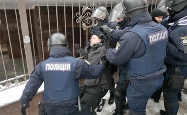 После стычек на суде по Труханову в полиции пообещали “задерживать всех”: и нацдружинников, и “активистов”