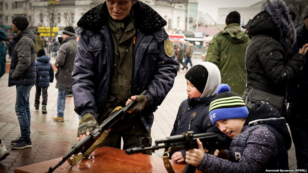 “Деды воевали, и ты воюй”: милитаризация образования в Крыму