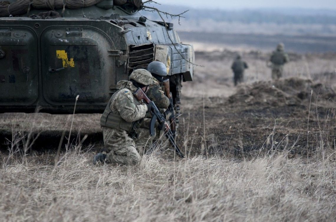 На Донбассе ранены двое украинских военных
