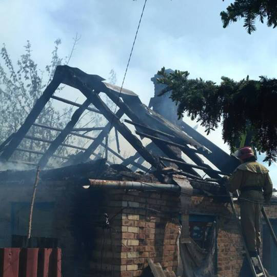 Разрушенные дома и жертвы: боевики продолжают обстреливать населенные пункты Донбасса