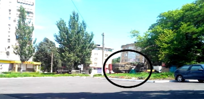 Скриншот из видео: перевозка ЗРК Бук в Торезе