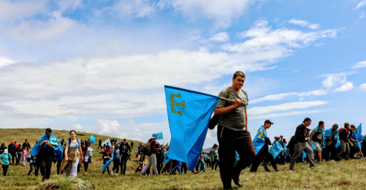 В Крыму полторы тысячи крымских татар поднялись на Чатыр-Даг в память о жертвах депортации