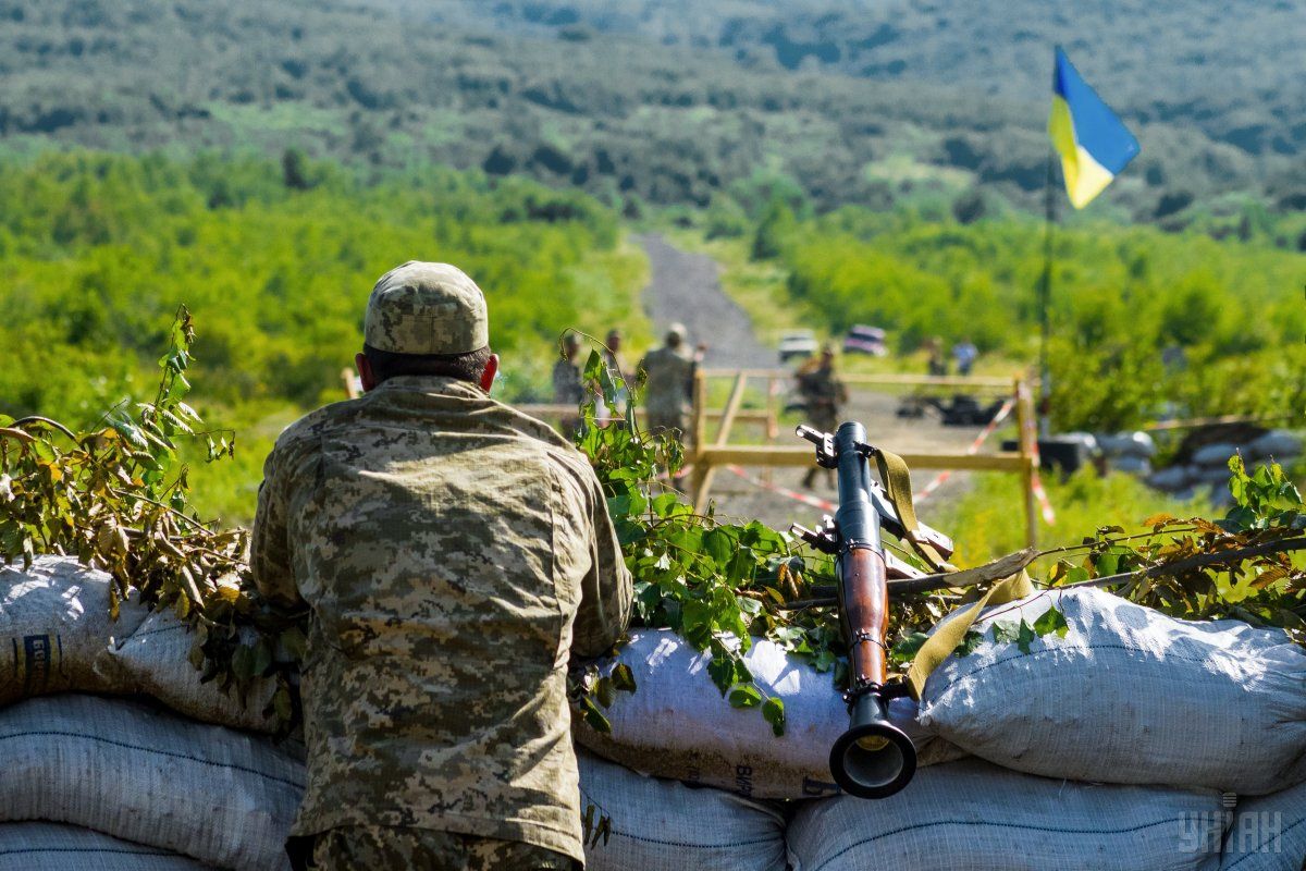 На Донбассе двое украинских военнослужащих получили ранения
