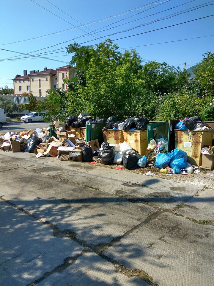 «Это катастрофа»: в сети показали заваленные мусором курорты оккупированного Крыма