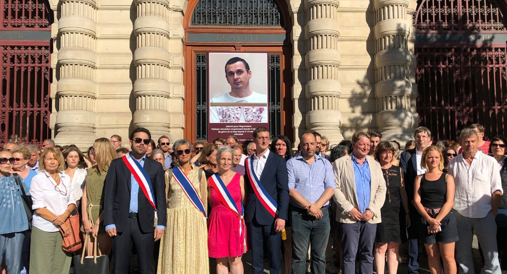 На фасаде парижской мэрии поместили фото Сенцова