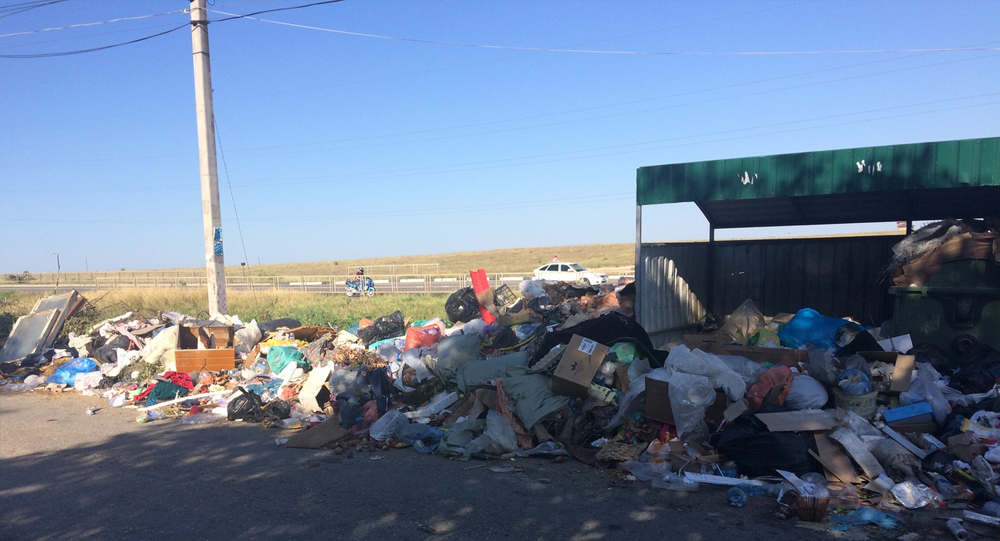 Крымская столица продолжает утопать в мусоре