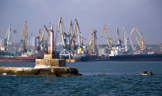 Товарооборот украинских портов на Азове упал на треть