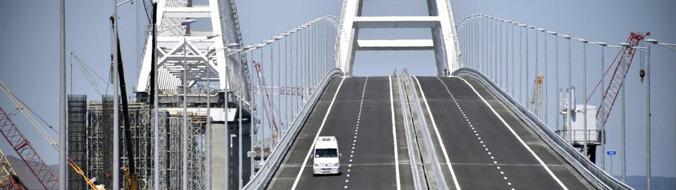 Оккупанты устраивают досмотр всех, кто въезжает на Крымский мост