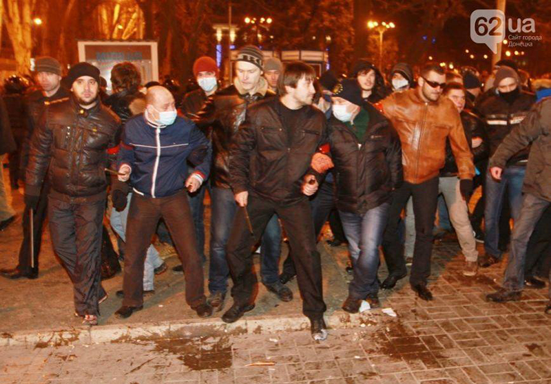 Десятка самообороны Донецкого Евромайдана. Артем – в рыжей куртке