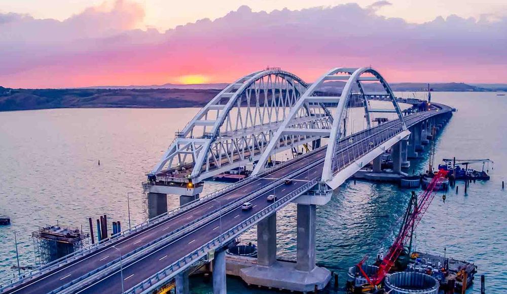 Обвалился пролет железнодорожной части Крымского моста