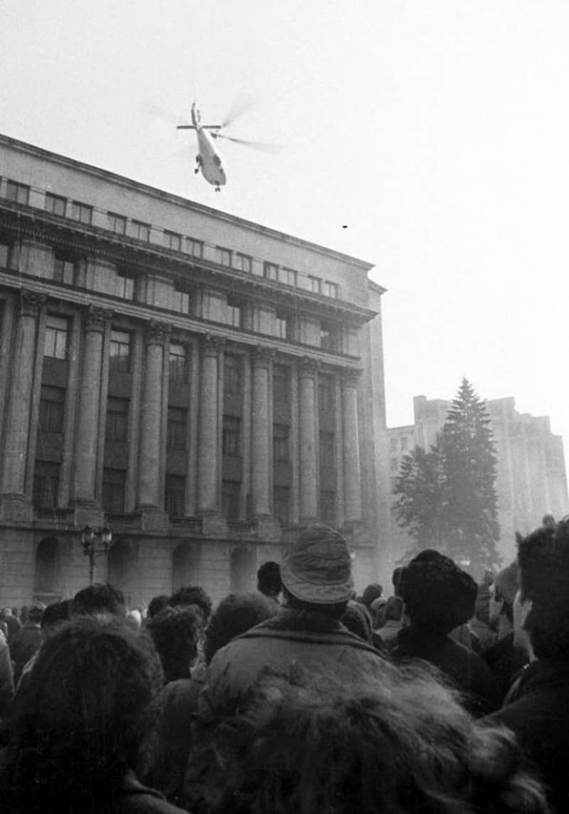 22 декабря 1989 года. Эвакуация президента Румынии Николае Чаушеску с крыши осажденного восставшими здания ЦК компартии