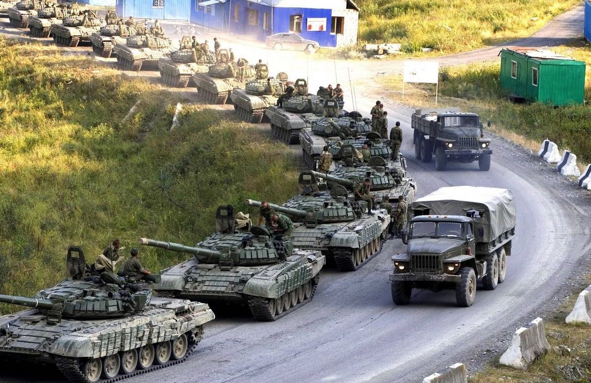 Генштаб: только на одной базе у границ Украины РФ собрала 300 танков