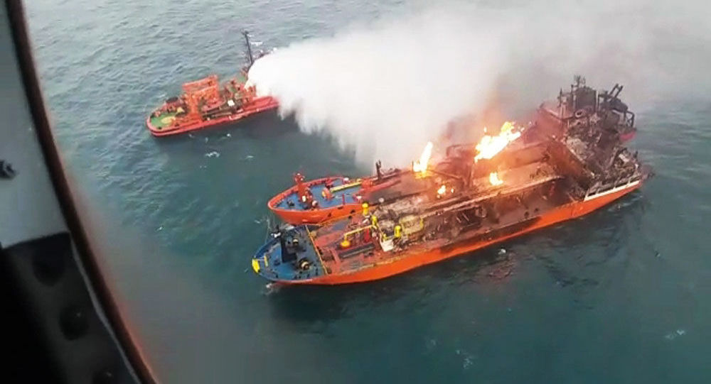 Один из горящих танкеров в Черном море несет к российскому берегу