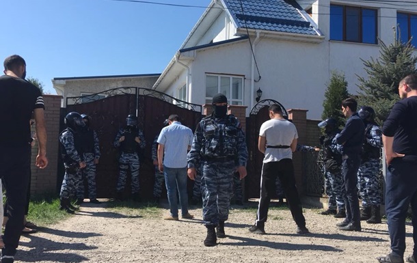 Оккупанты в Крыму провели обыски у крымских татар