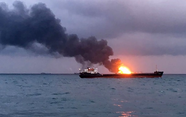 У Керченского пролива сгорели два контрабандных газовоза