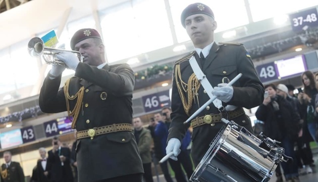 В украинских аэропортах почтили память «киборгов» «Танцем рыцарей» Прокофьева