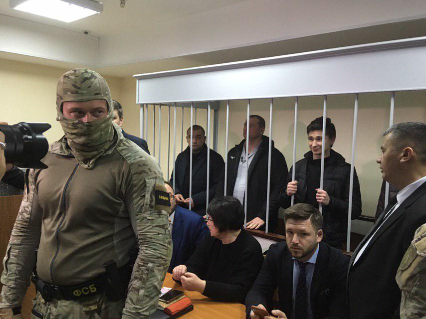 Половине захваченных моряков российский суд продлил арест до 24 апреля