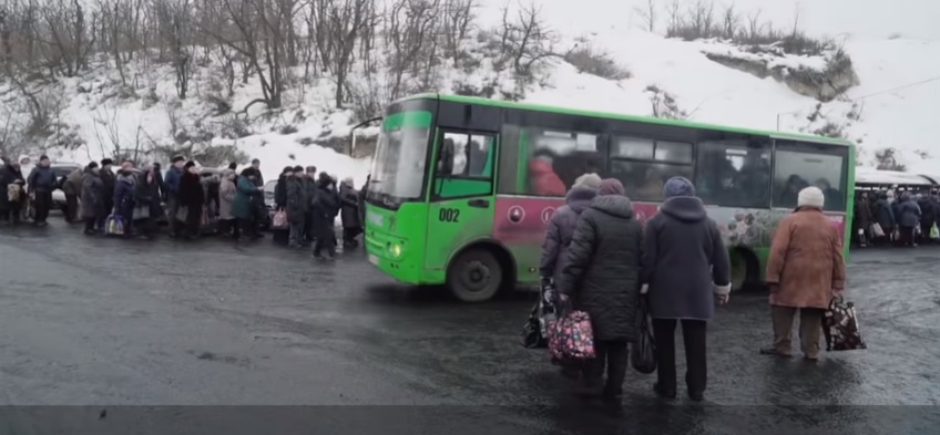 Наблюдатели показали очередь на КПВВ «Станица Луганская»