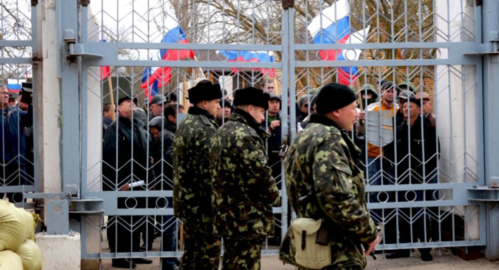 За спинами детей и женщин: как российские военные прятались за гражданскими во время оккупации Крыма