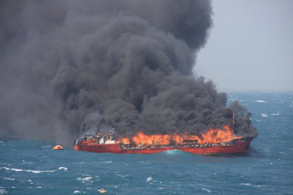 Пожар на одном из танкеров у Керчи погас спустя месяц