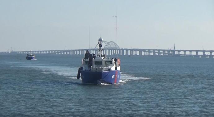 Оккупанты запустили у Крымского моста боевые катера