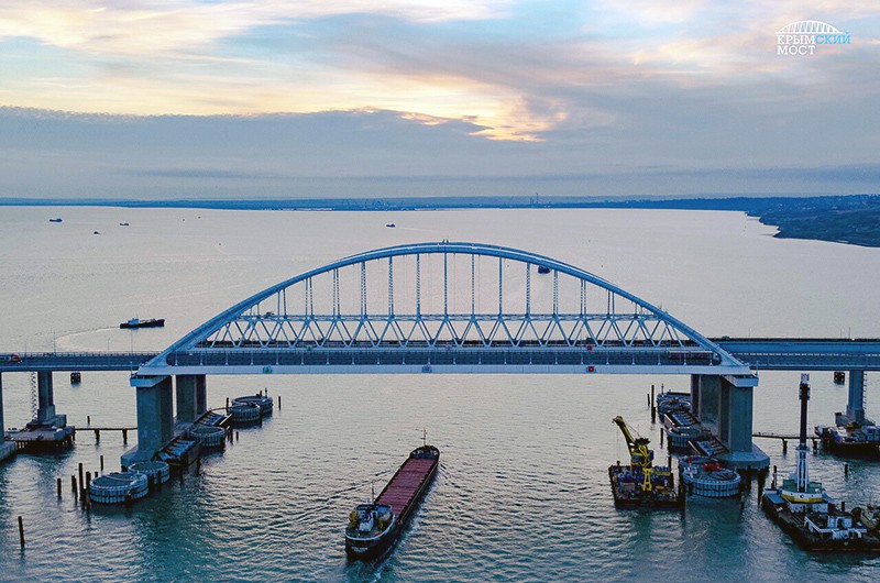 Оккупанты закончили собирать пролеты Крымского моста