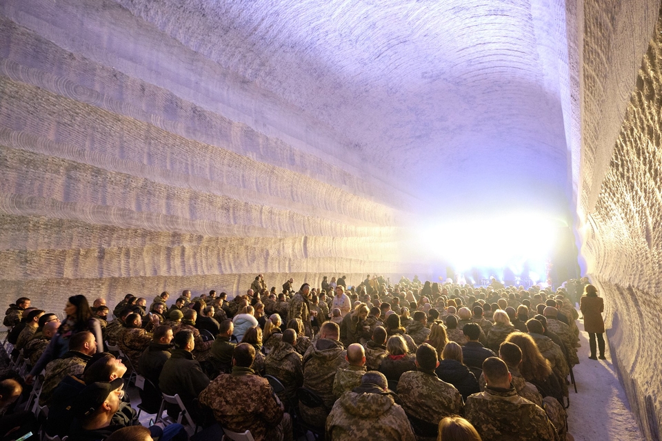 На Донбассе военным устроили концерт в соляной шахте