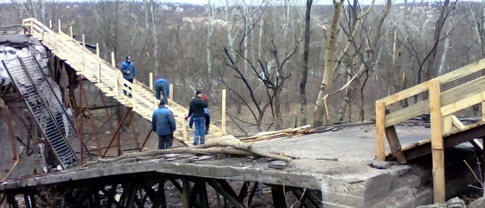 Киев готов отремонтировать мост в Станице Луганской. Главное, чтобы не мешали
