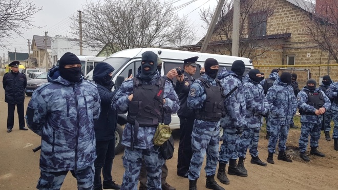 Оккупанты задержали в Крыму после обысков более 10 человек