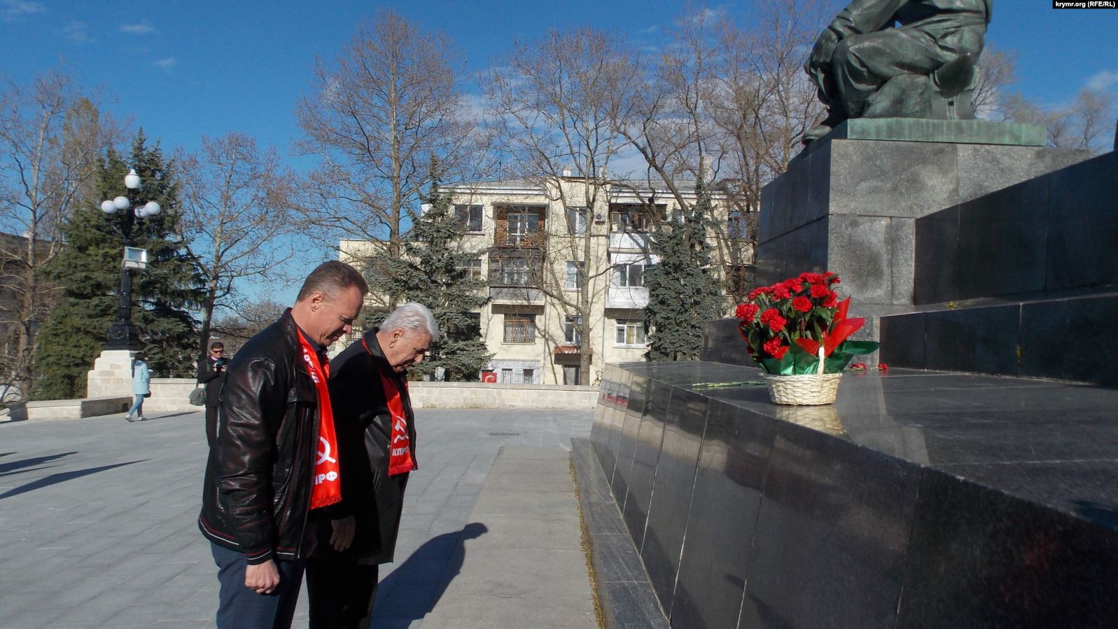 В Севастополе Ленину устроили веселый день рождения: с цветами и шарфиками