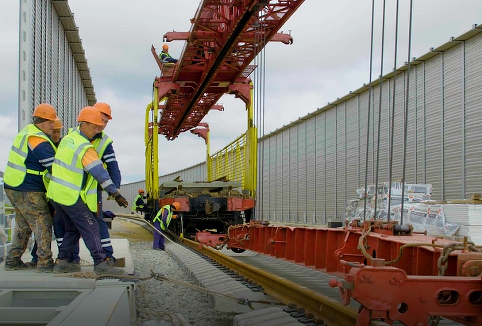 На Крымском мосту начали строить железную дорогу