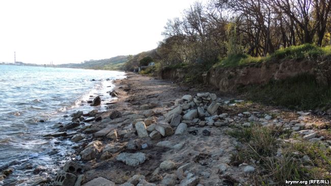 Оккупанты продолжают разрушать пляжи в Крыму