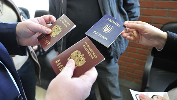 Паспорта РФ на Донбассе: 5 главных мифов