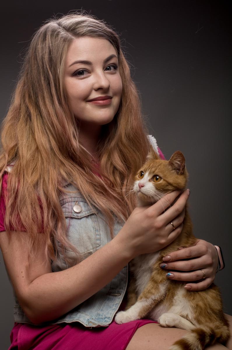 Девушка с рыжиком-котом