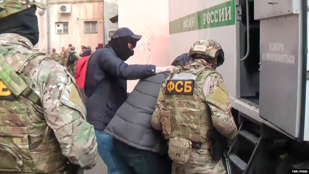 Задержанным в марте крымским татарам российские суды продлили арест